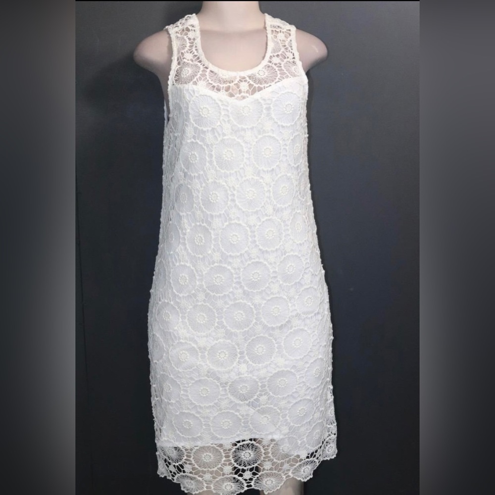 Mudpie Mallory dress size Medium lace over lining.